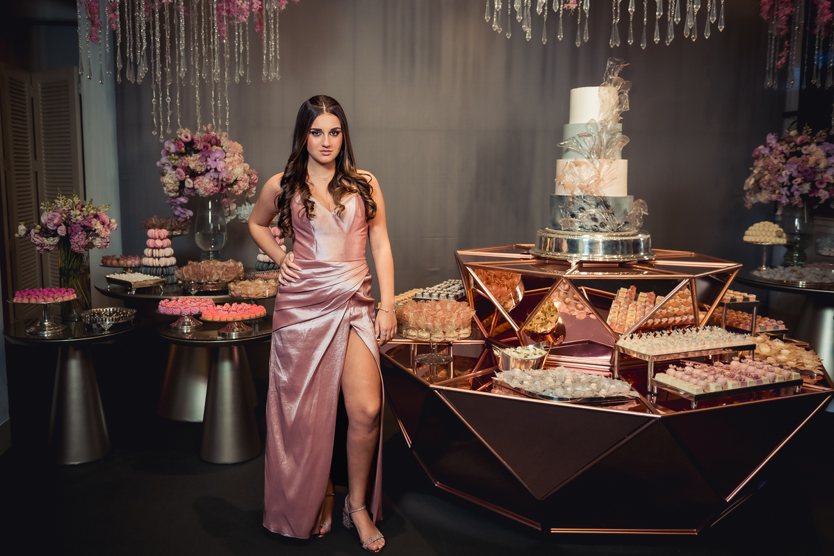 debutante isabella grossi na mesa do bolo na casa das canoas - São Conrado