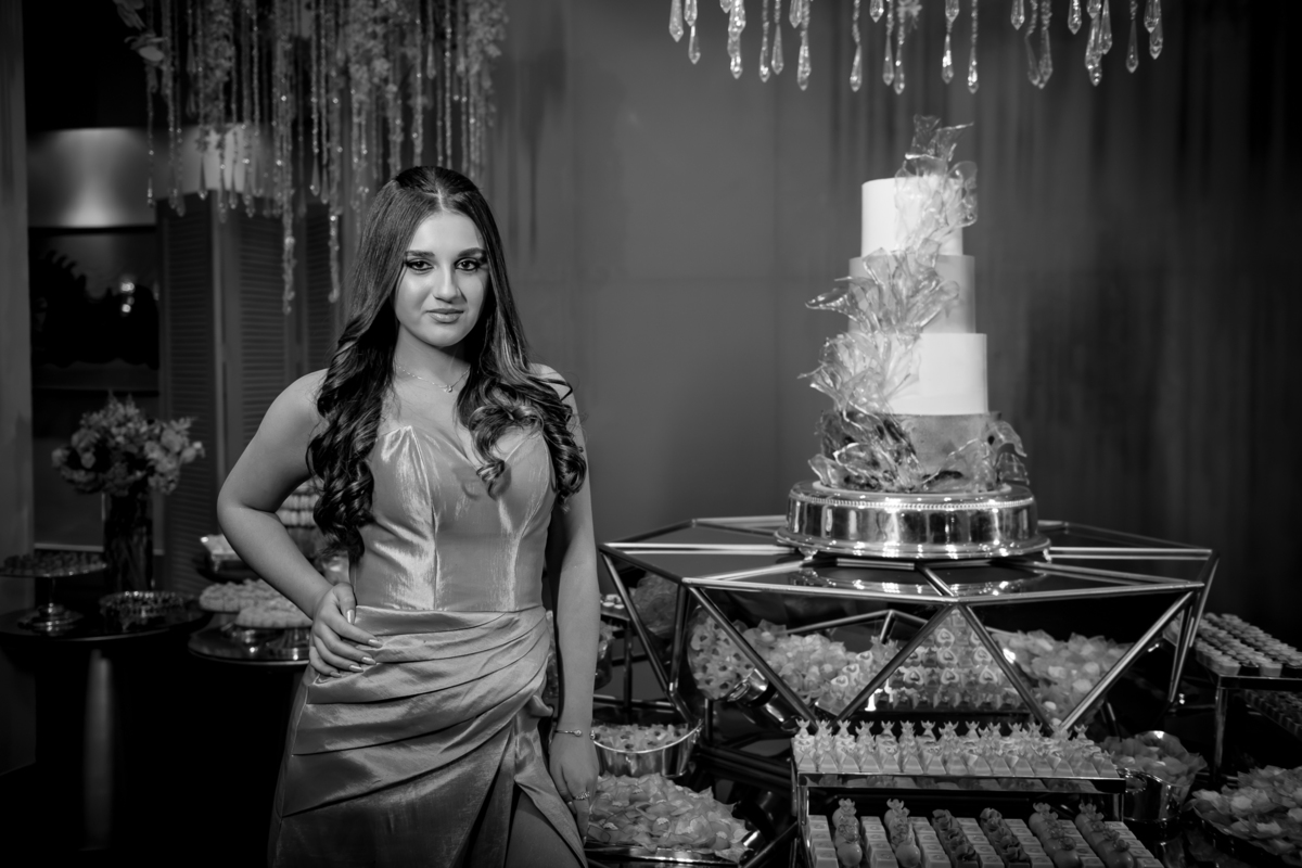 debutante isabella grossi na mesa do bolo na casa das canoas - São Conrado