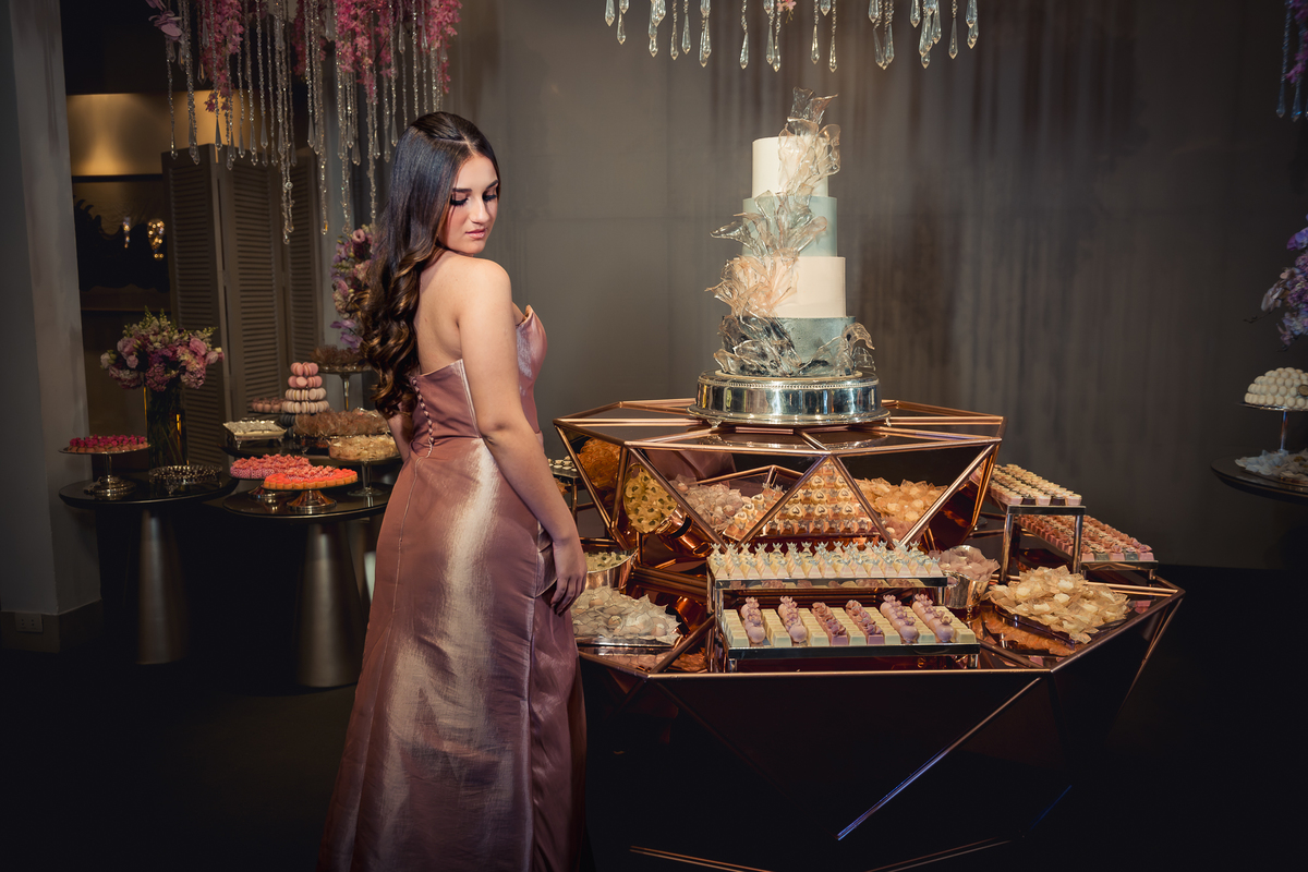 debutante isabella grossi na mesa do bolo na casa das canoas - São Conrado