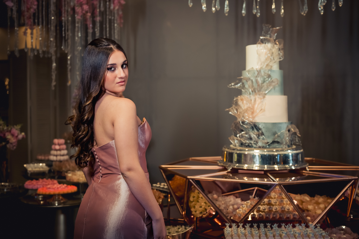 debutante isabella grossi na mesa do bolo na casa das canoas - São Conrado