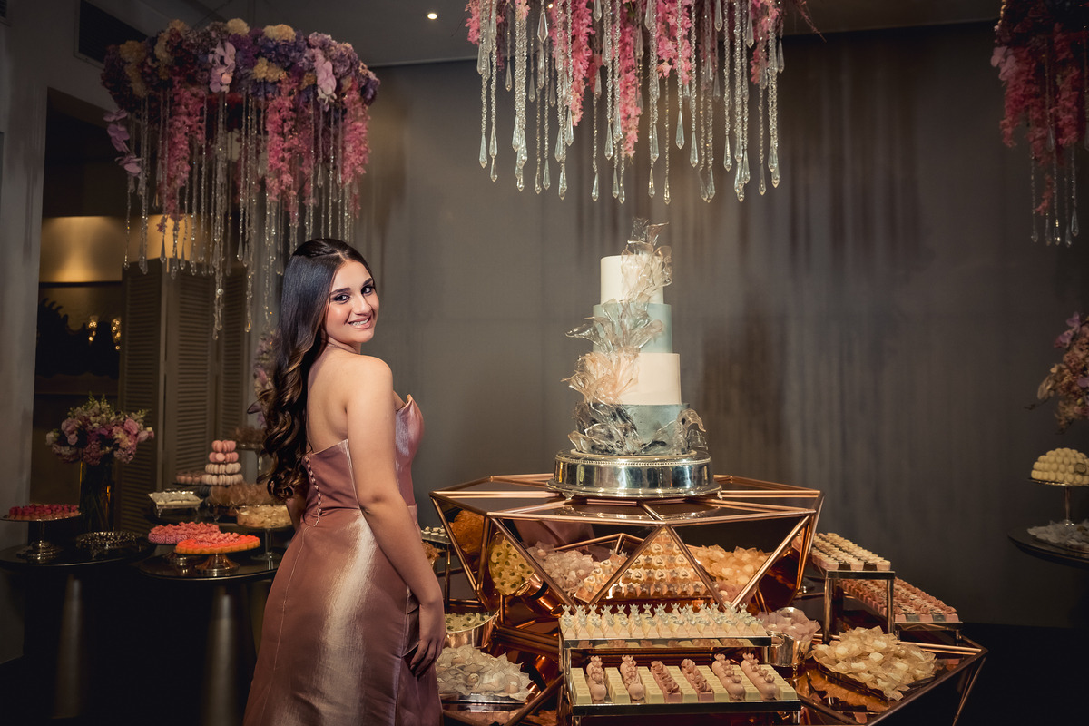 debutante isabella grossi na mesa do bolo na casa das canoas - São Conrado