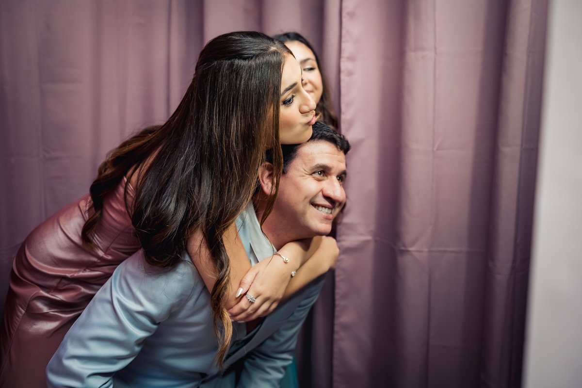 debutante isabella grossi com o pai na cabine de fotos na sua festa de 15 anos na casa das canoas - São Conrado