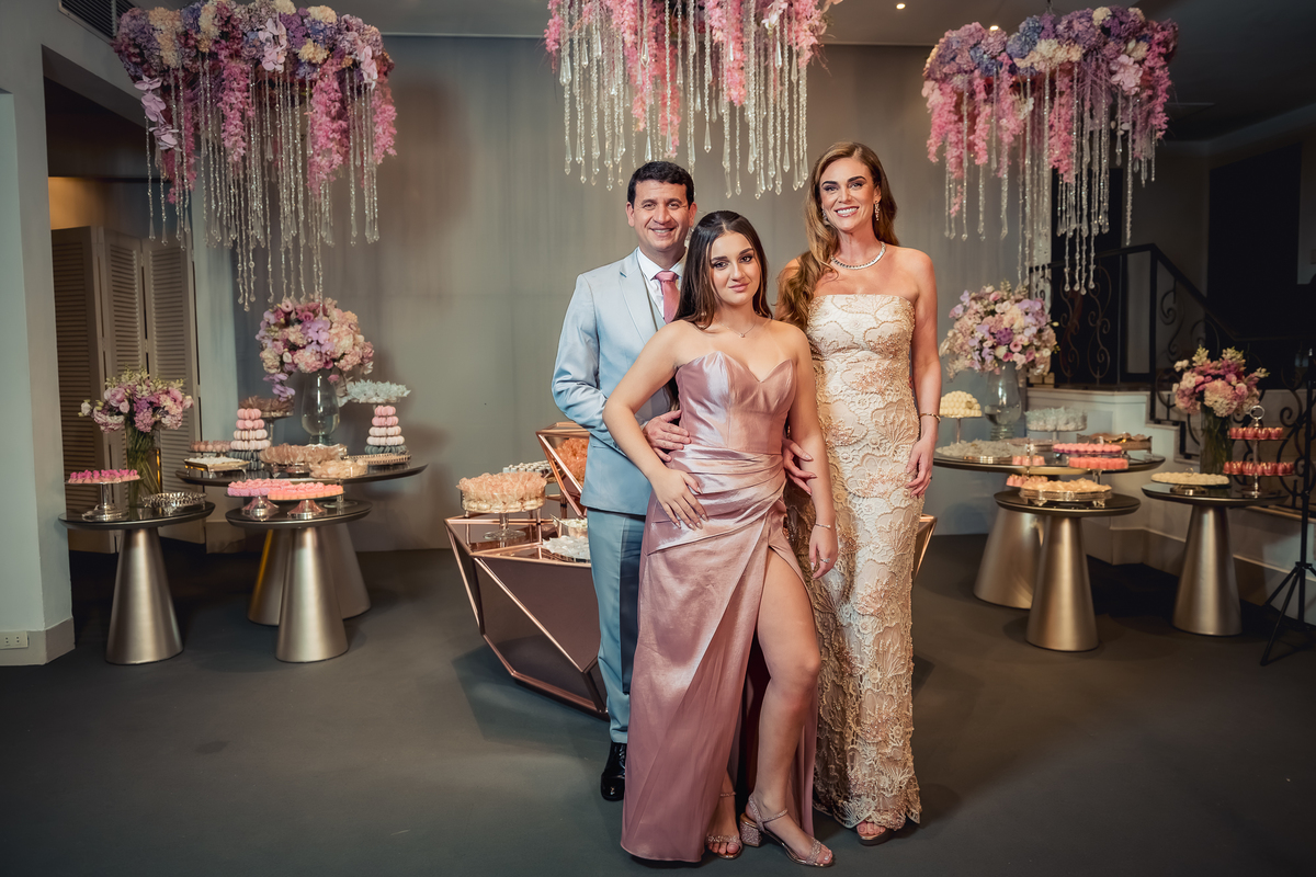  debutante isabella grossi e os pais na mesa do bolo na casa das canoas - São Conrado