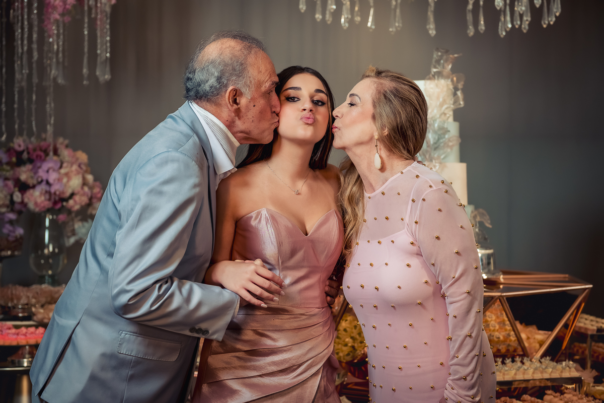 debutante isabella grossi e os avós na mesa do bolo na casa das canoas - São Conrado