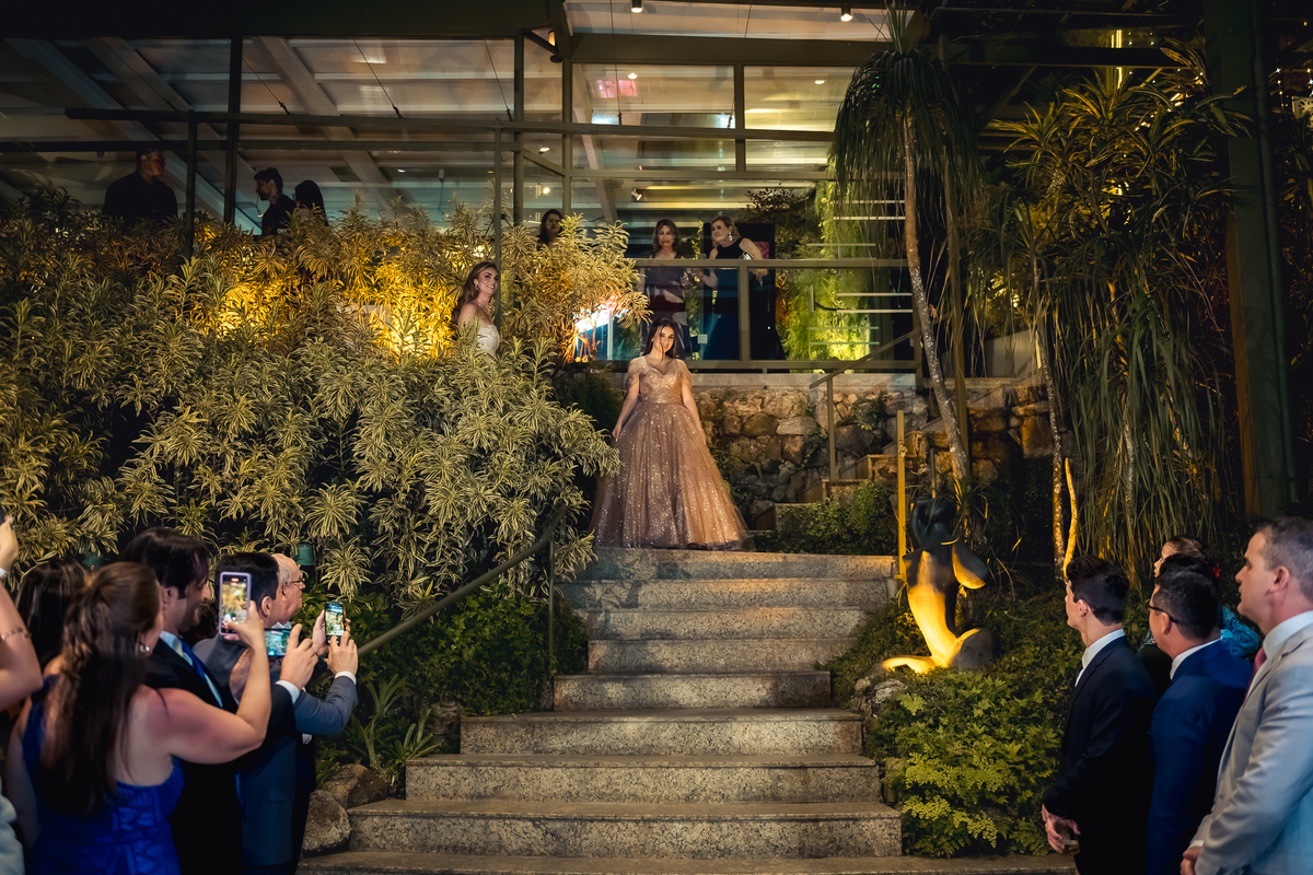 entrada da debutante isabella grossi no local da cerimonia dos seus 15 anos na casa das canoas - São Conrado