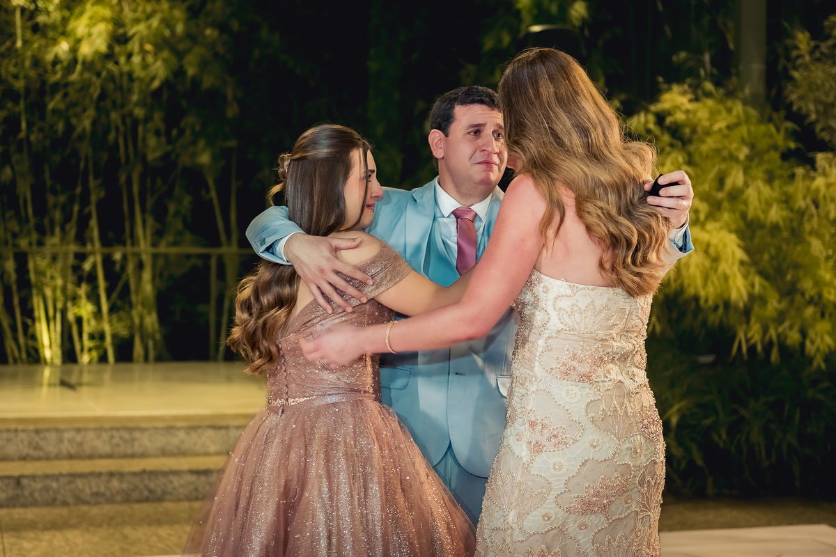 abraço com os pais e a debutante isabella grossi no local do cerimonial na casa das canoas - São Conrado