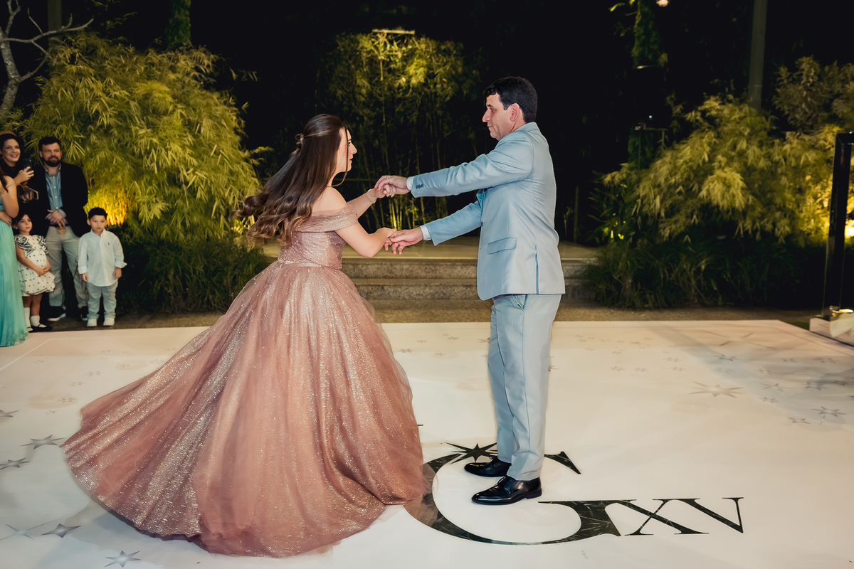 valsa da debutante Isabella grossi com o pai no local do cerimonial na casa das canoas - São Conrado