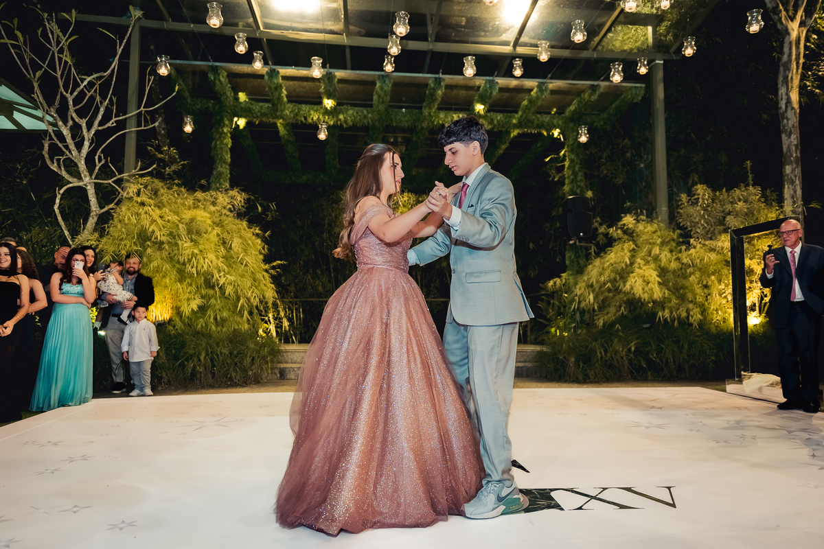 valsa da Isabella com o principe no local do cerimonial na casa das canoas - São Conrado