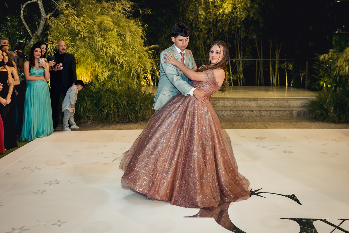 dança com a mãe e debutante valsa da Isabella grossi com o principe no local do cerimonial na casa das canoas - São Conrado