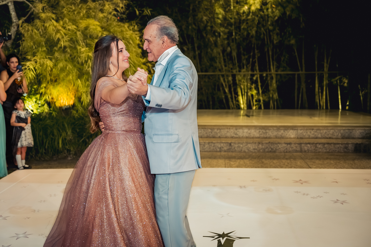 dança com a mãe e debutante valsa da debutante Isabella grossi com o avô no local do cerimonial na casa das canoas - São Conrado