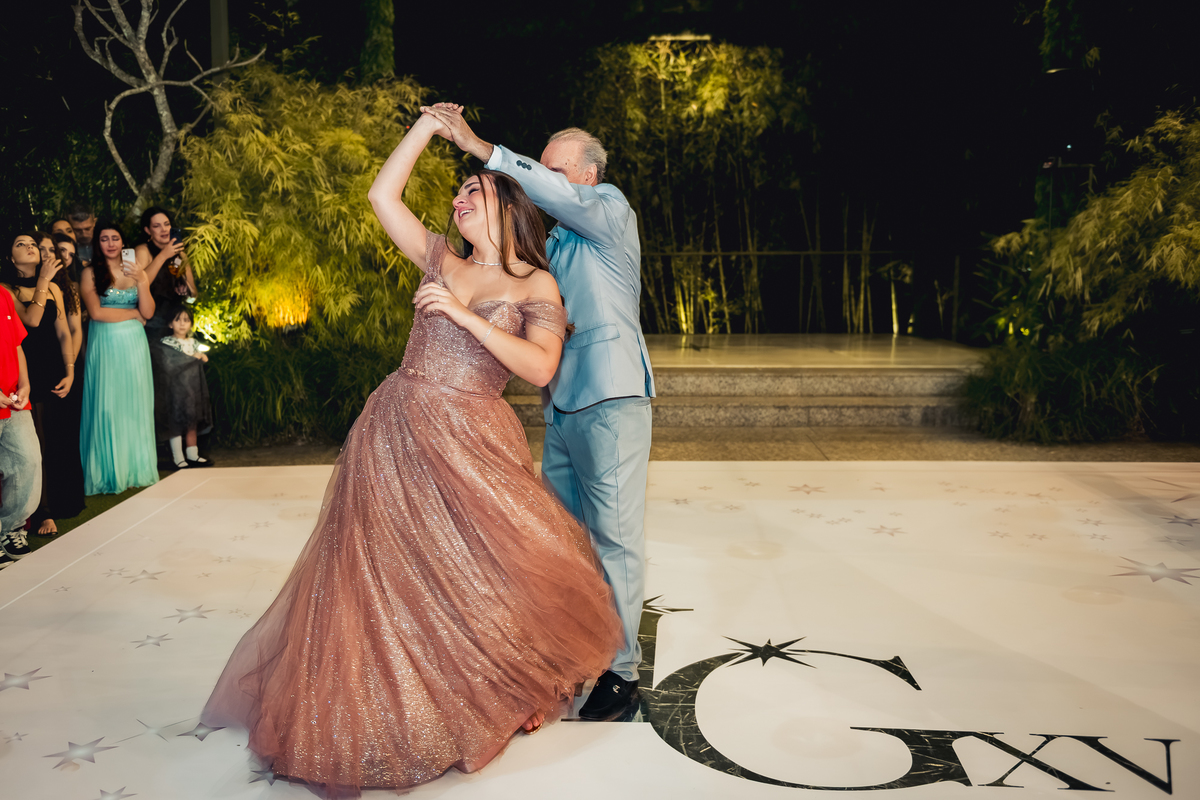 dança com a mãe e debutante valsa da debutante Isabella grossi com o avô no local do cerimonial na casa das canoas - São Conrado
