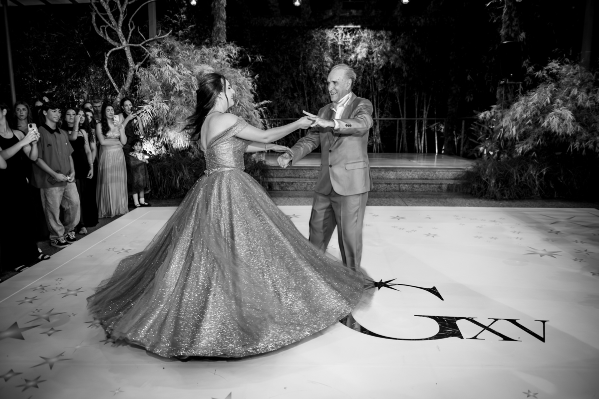 dança com a mãe e debutante valsa da debutante Isabella com o avô no local do cerimonial na casa das canoas - São Conrado