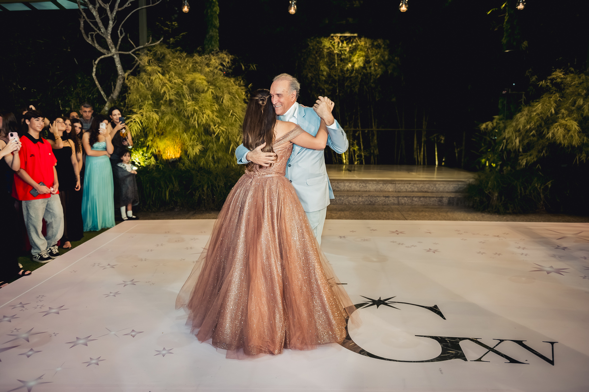 dança com a mãe e debutante valsa da Isabella com o avô no local do cerimonial na casa das canoas - São Conrado