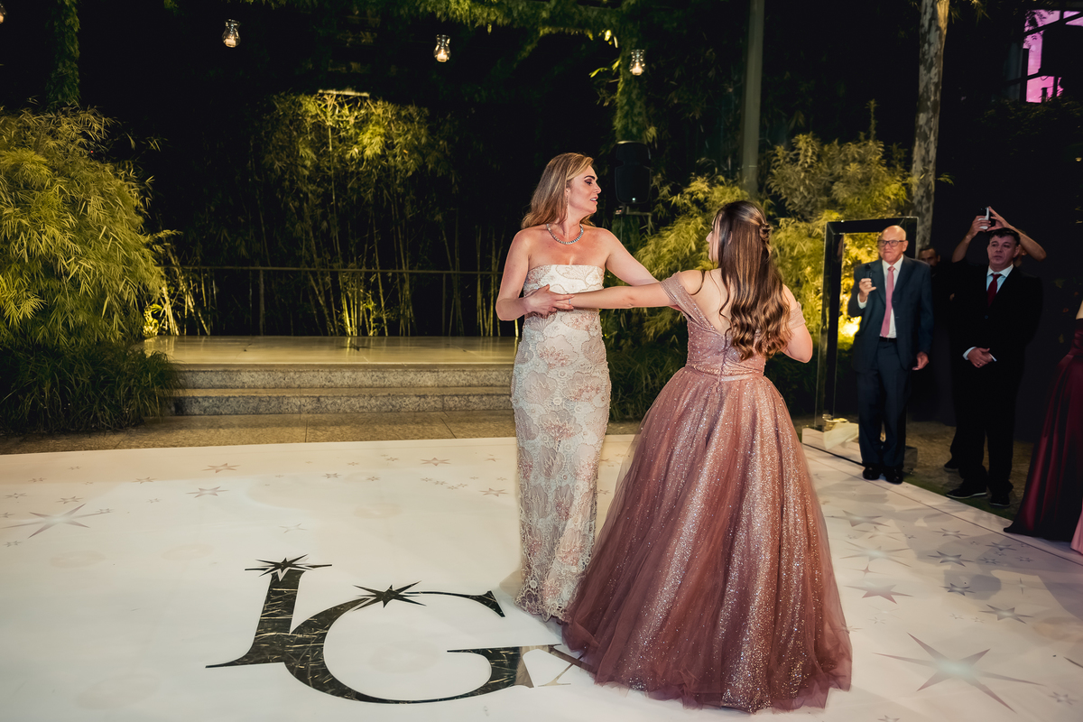 dança com a mãe e debutante Isabella grossi no local do cerimonial na casa das canoas - São Conrado