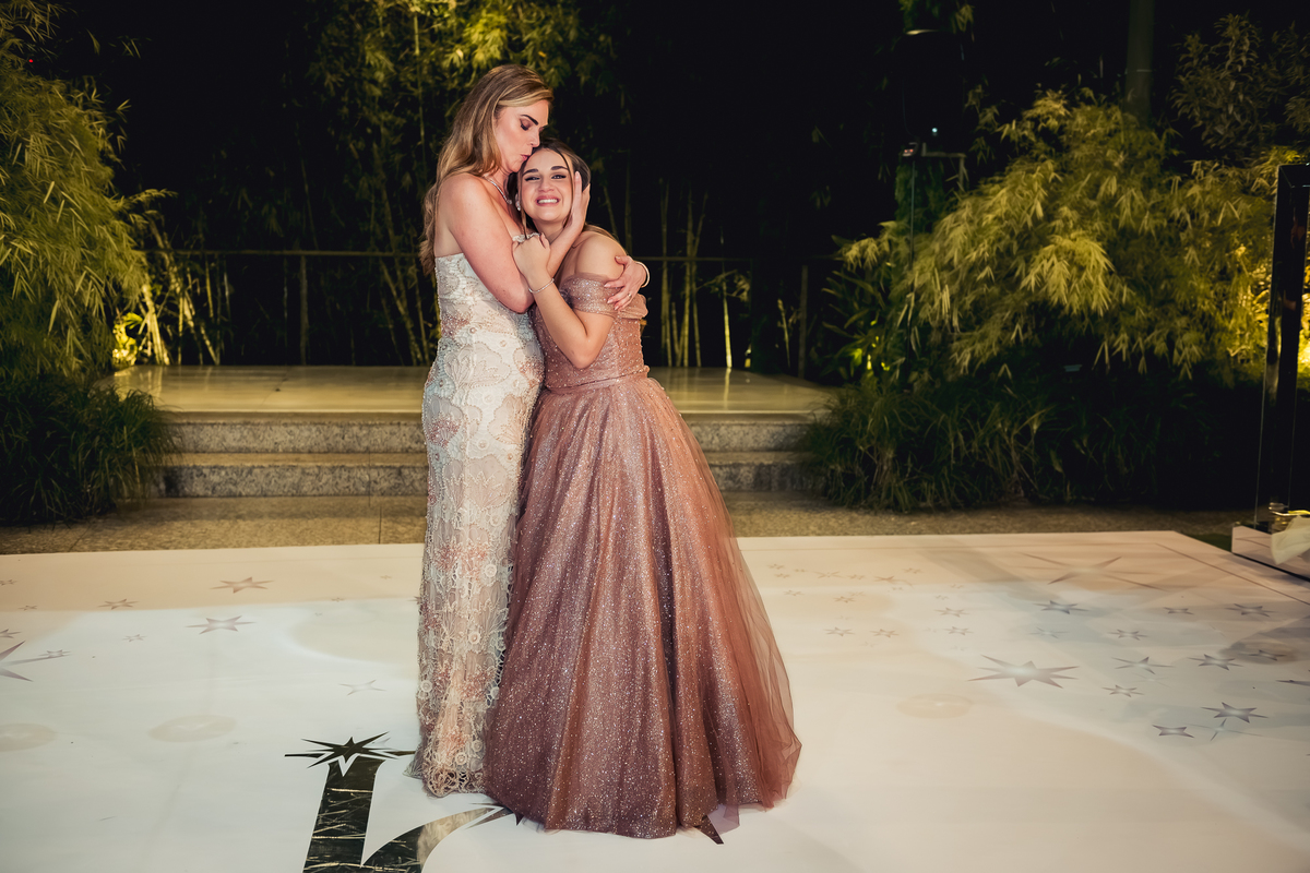 dança com a mãe e debutante Isabella grossi com a mãe no local do cerimonial na casa das canoas - São Conrado