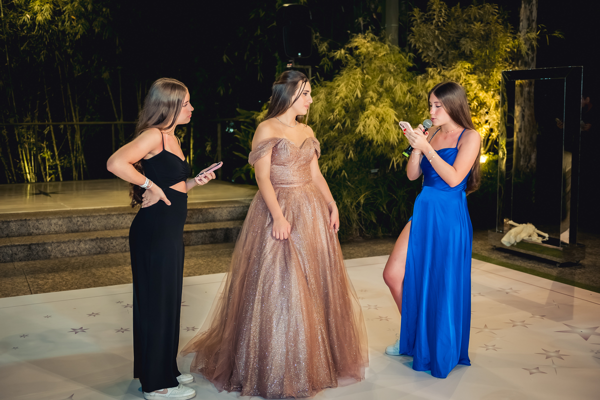 homenagem das amigas no local do cerimonial da festa de 15 anos da isabella na casa das canoas - São Conrado 