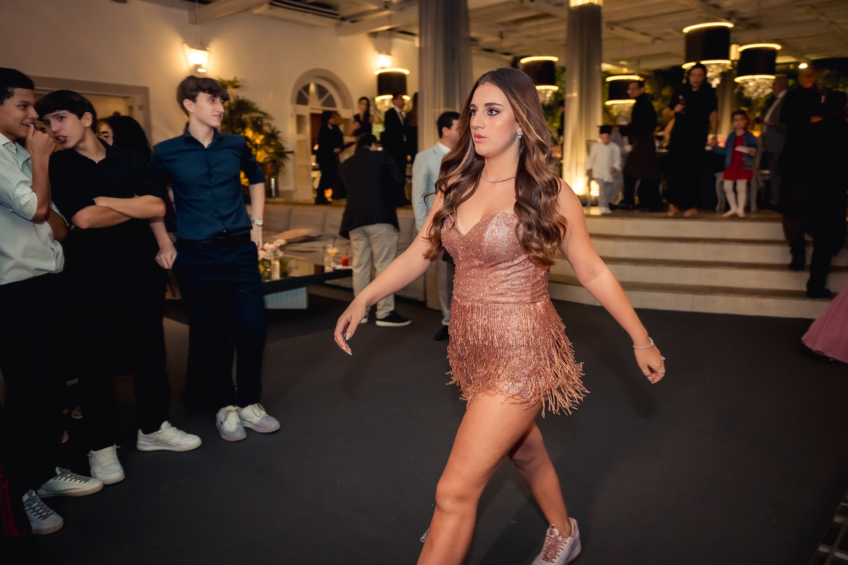 entrada da debutante Isabella na pista de dança na casa das canoas - São Conrado