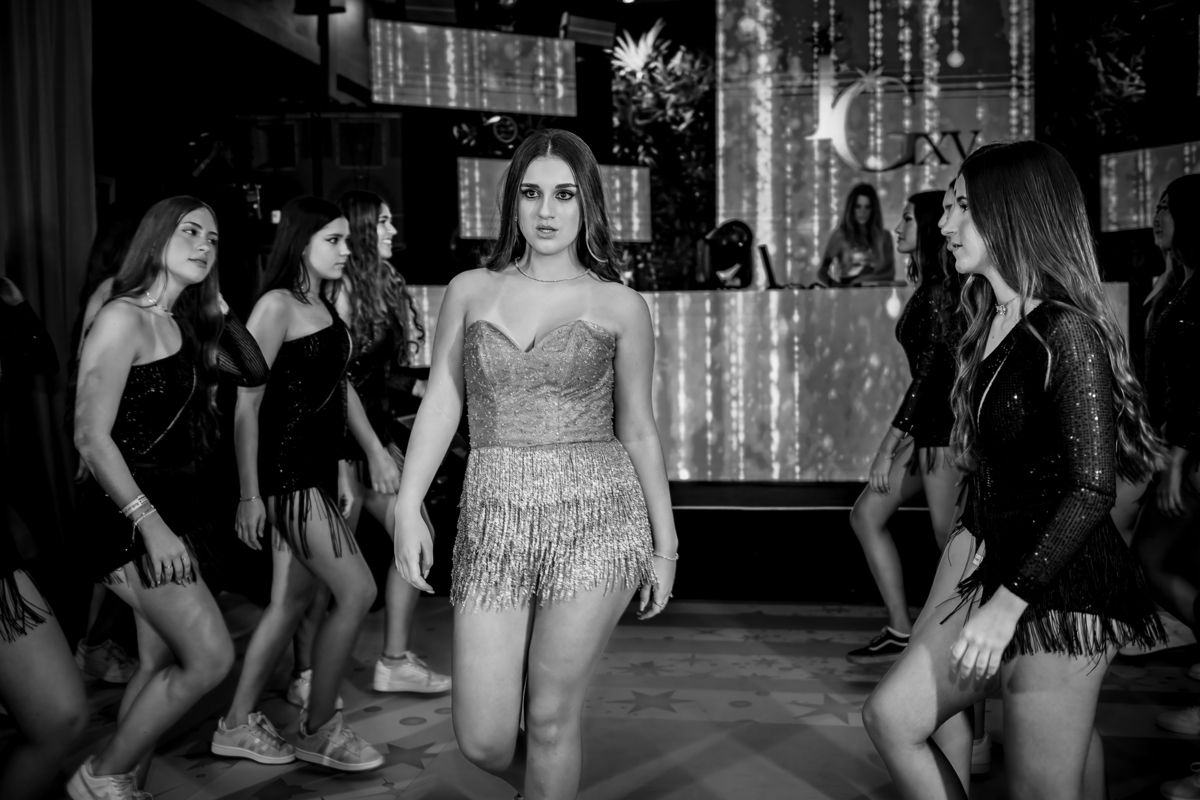 Debutante Isabella com amigas na pista de dança na casa das canoas - São Conrado