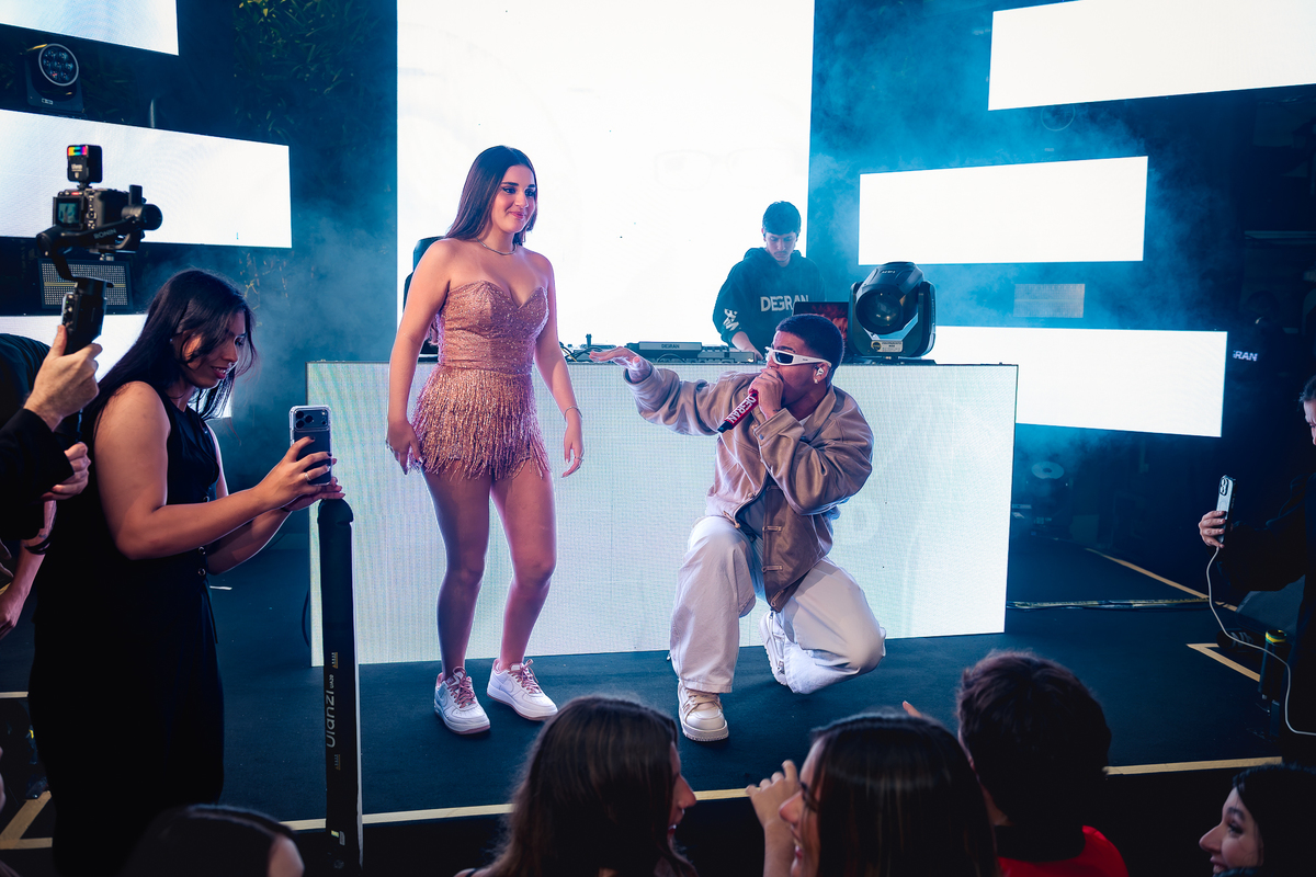 Debutante Isabella com Degran no palco na casa das canoas - São Conrado