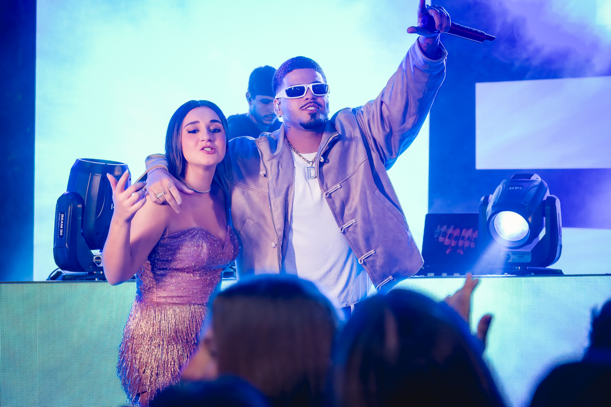 Debutante Isabella grossi com Degran no palco na casa das canoas - São Conrado