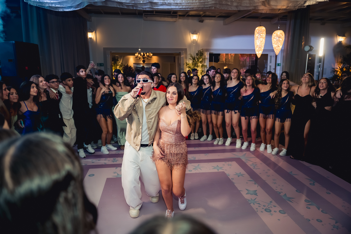 Debutante Isabella com Degran na pista de dança na casa das canoas - São Conrado