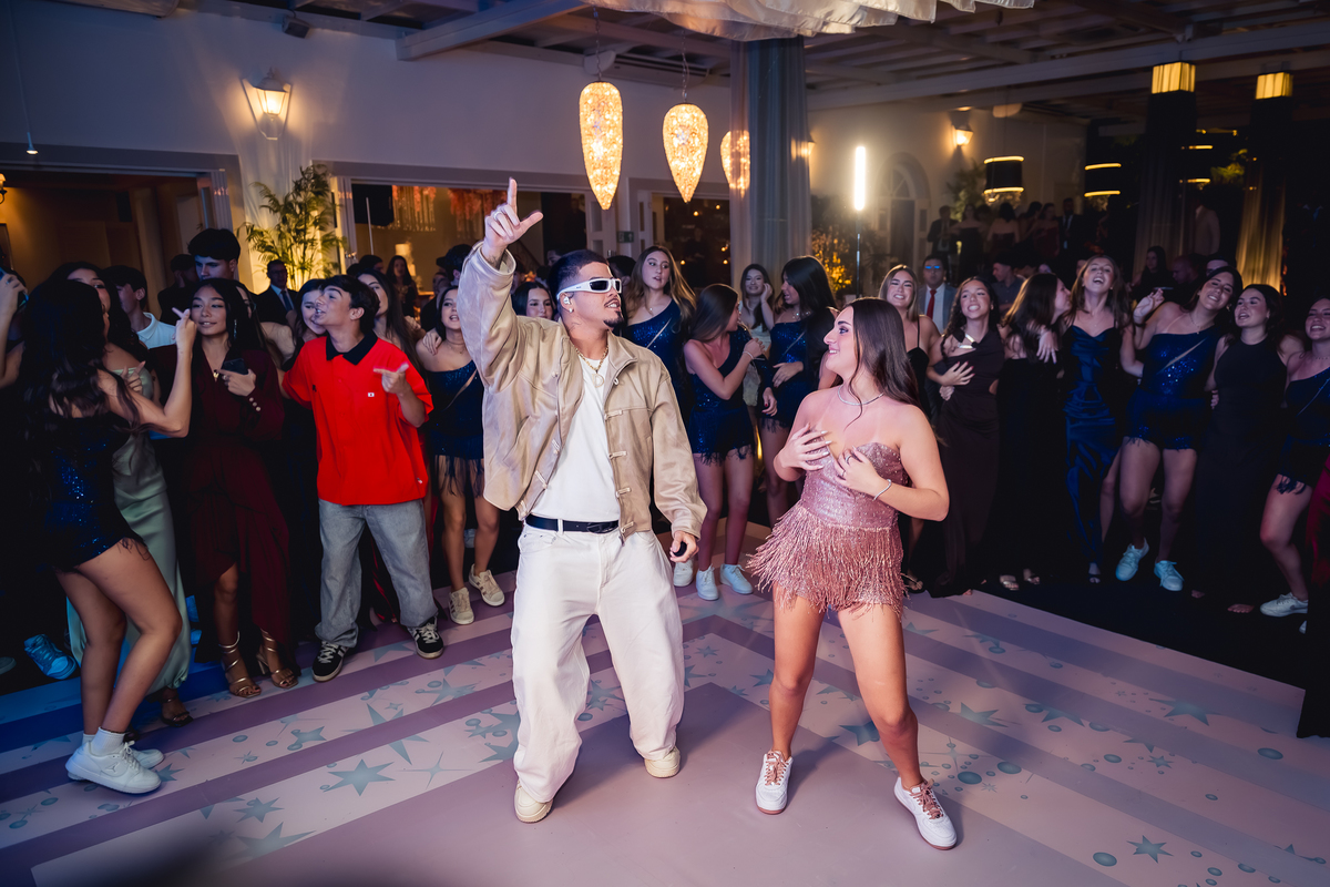 Debutante Isabella com Degran na pista de dança na casa das canoas - São Conrado