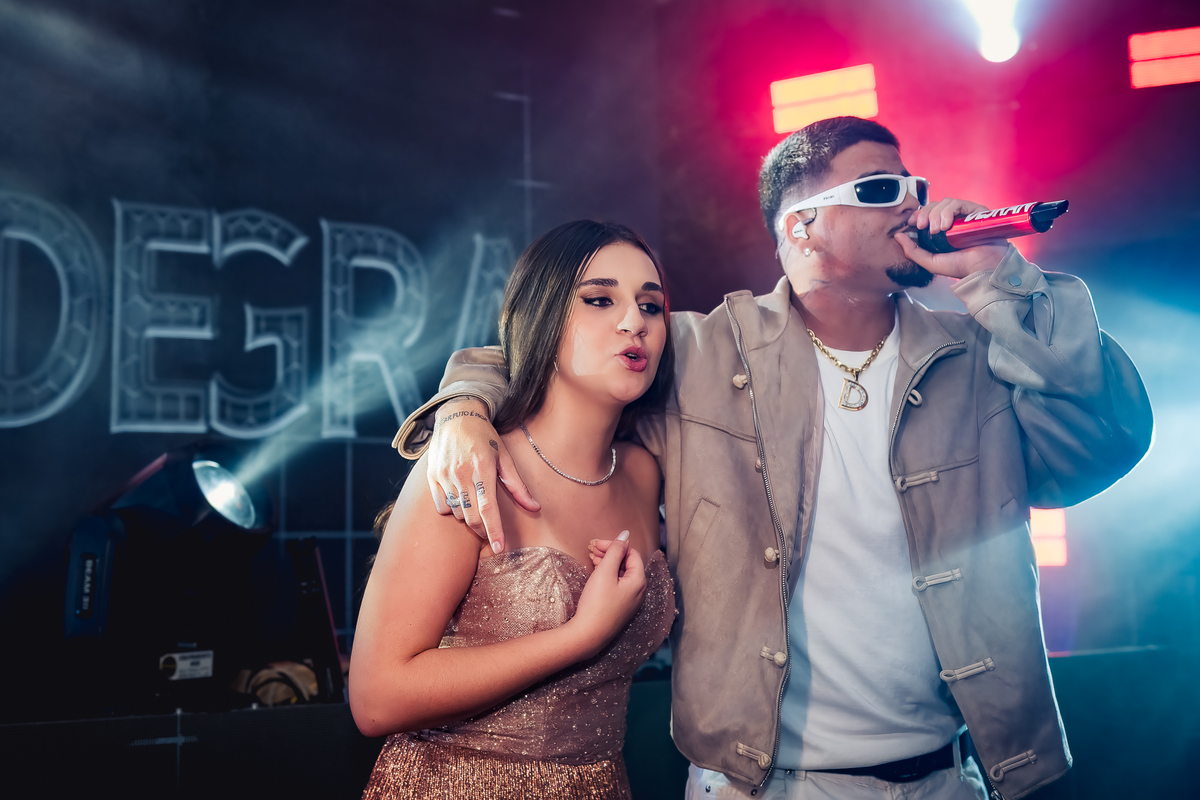 Debutante Isabella com Degran no palco na casa das canoas - São Conrado