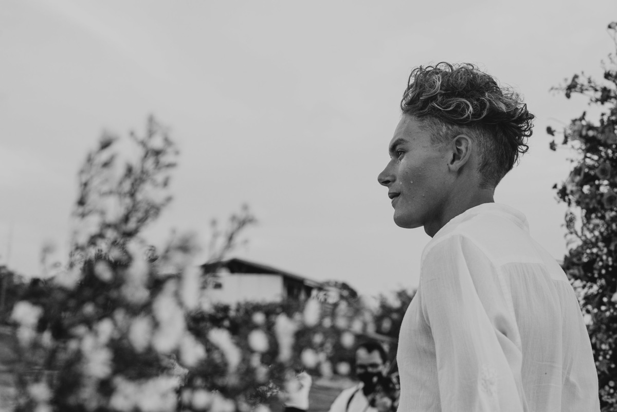 noivo emocionado aguardando entrada da noiva