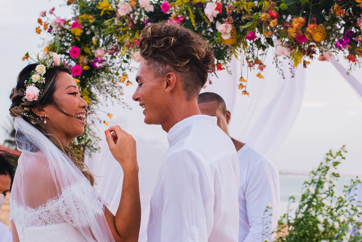 troca de sorrisos dos noivos