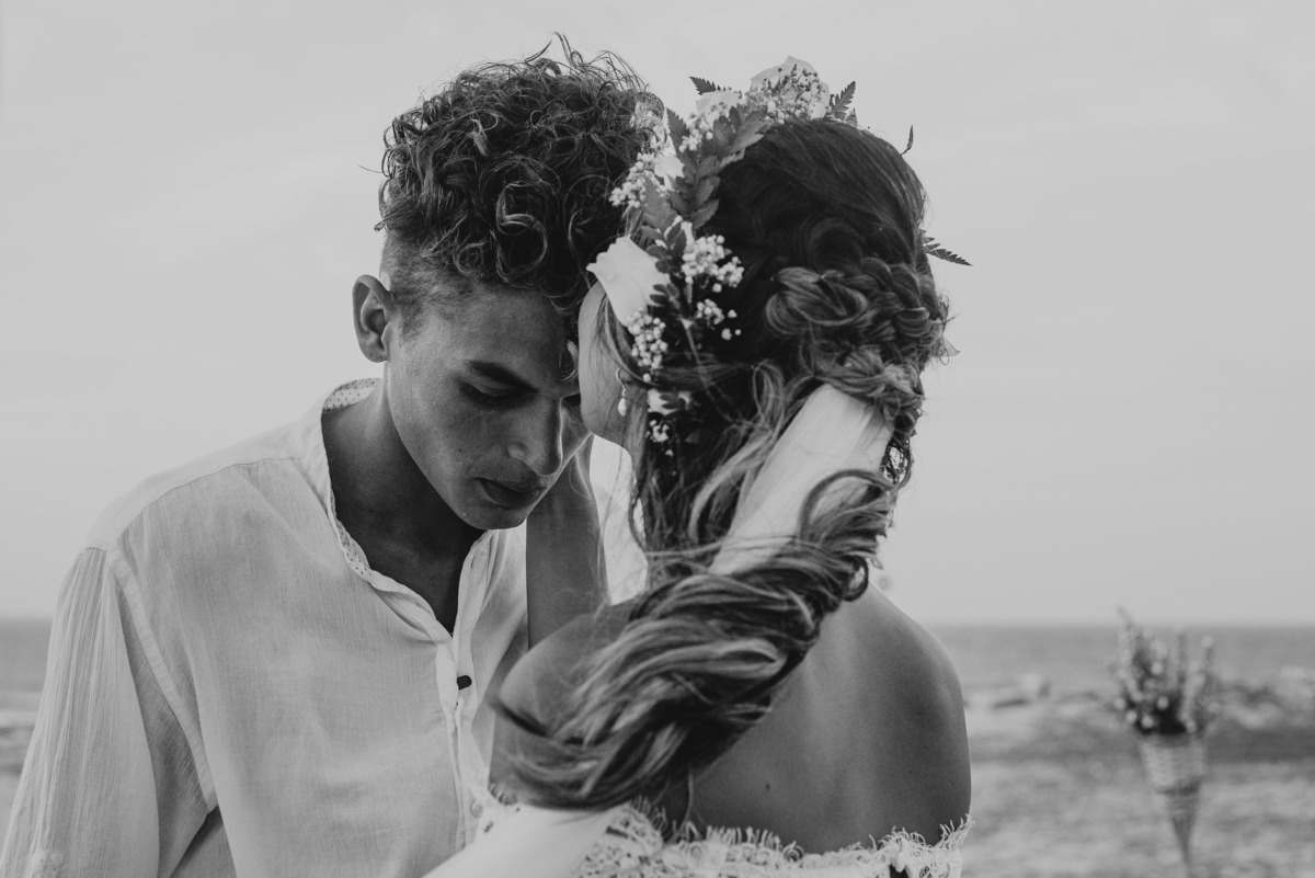 noiva beijando a testa do noivo