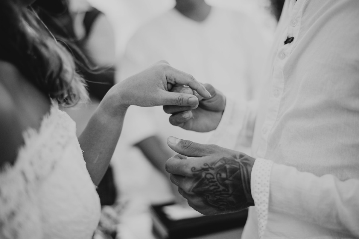noivo colocando aliança na mão da noiva