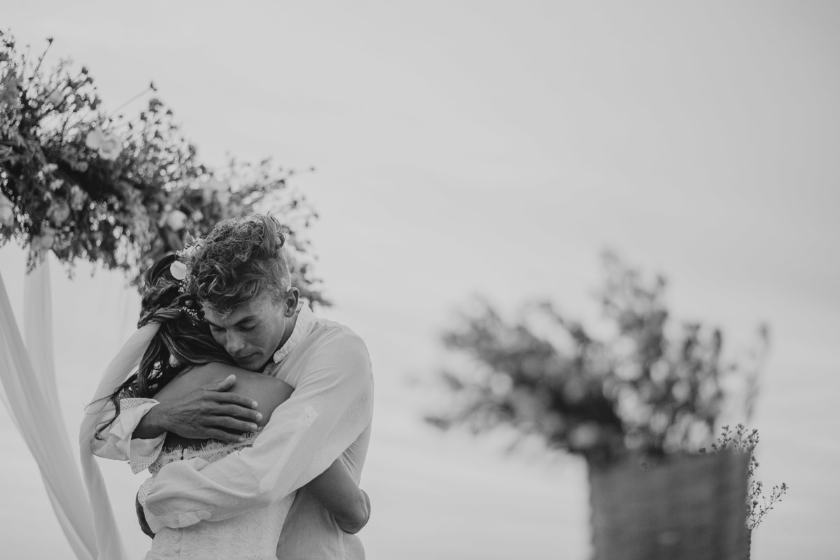 abraço dos noivos emocionados