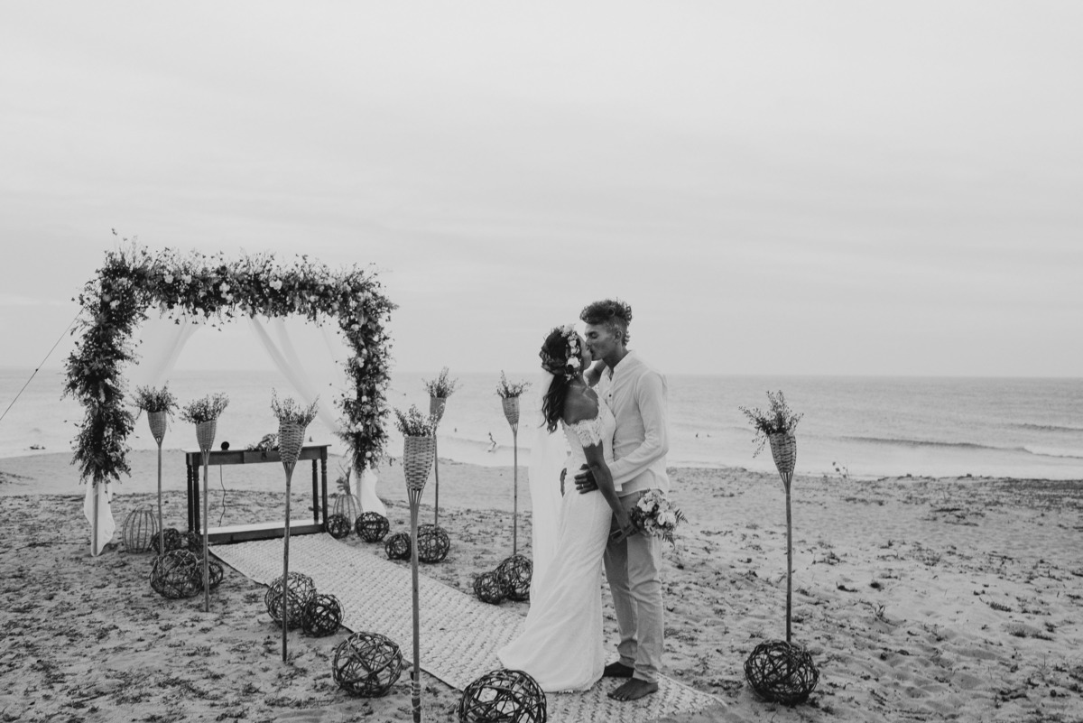 beijo dos noivos ao final da cerimonia 