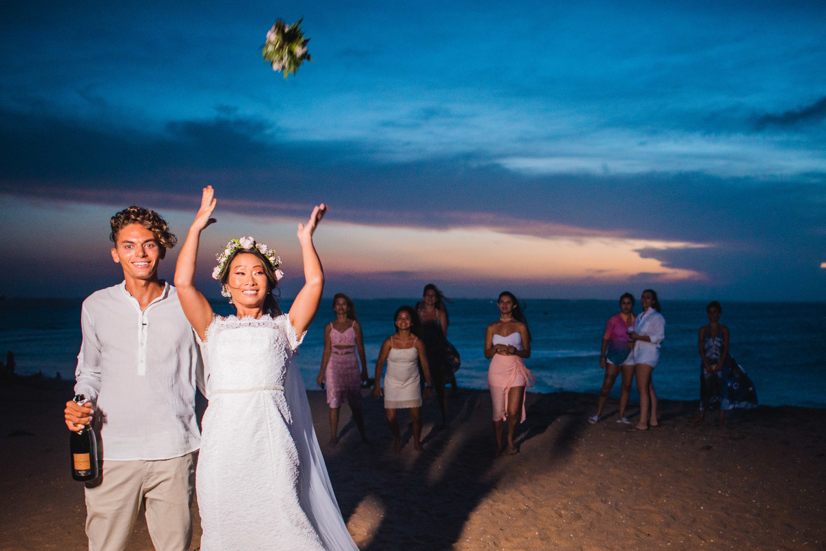 noiva jogando buquê 