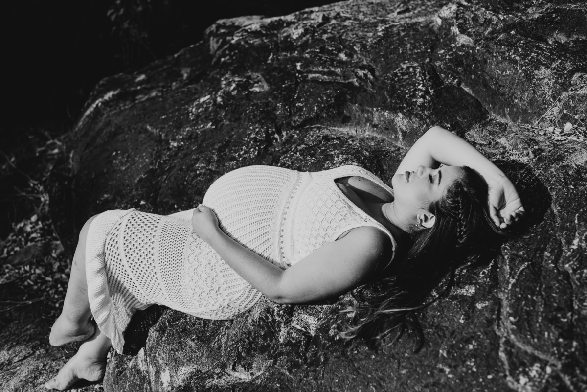 mamãe deitada de barriga para cima, com uma linda luz marcando bem sua barriga.