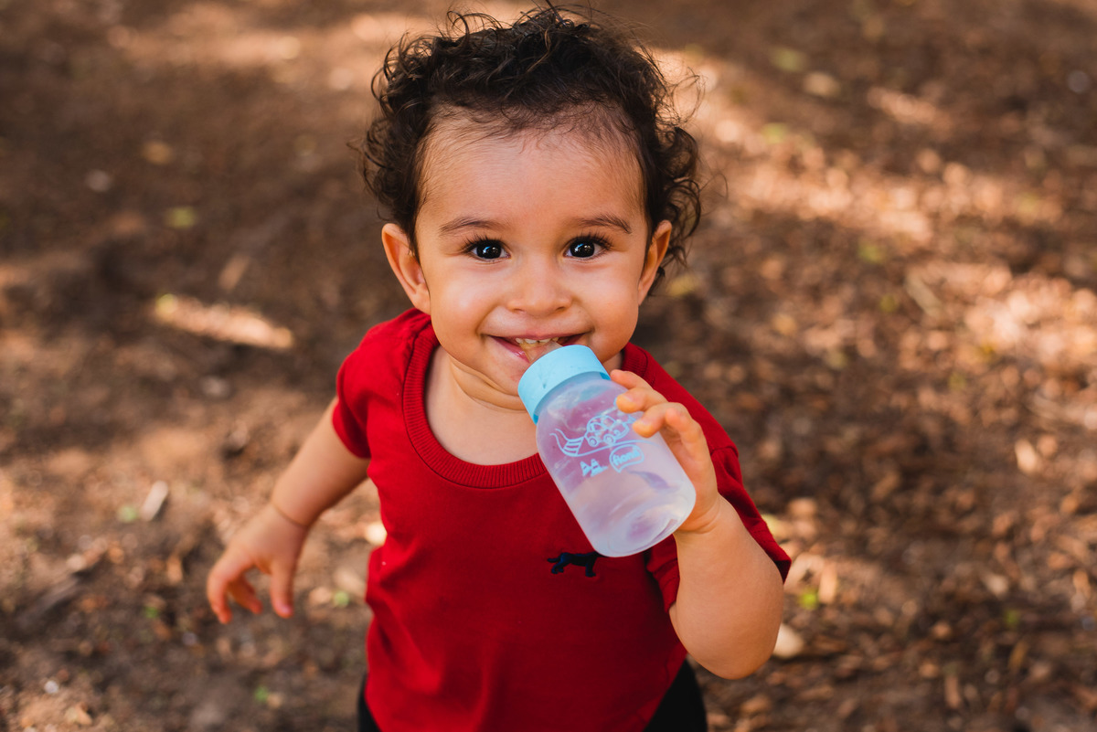 Bryan tomando água na mamadeira