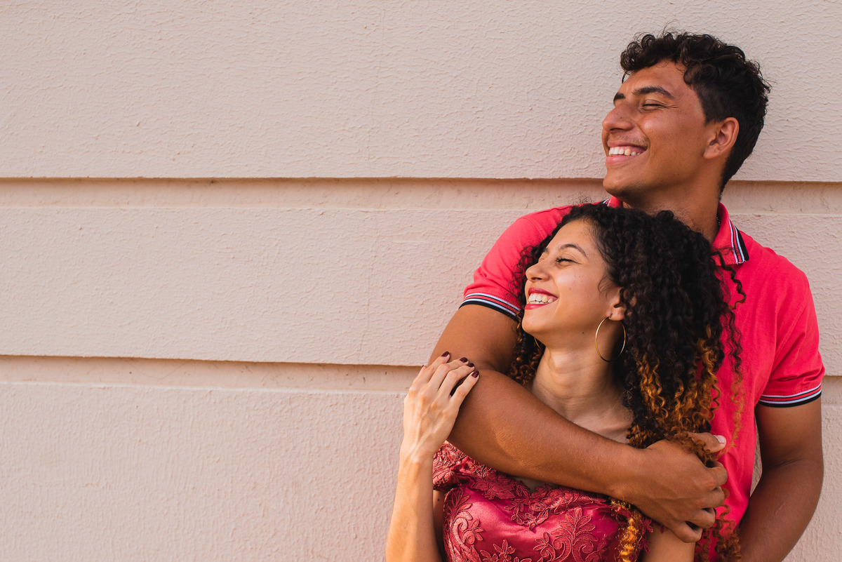 casal abraçados olhando para cima