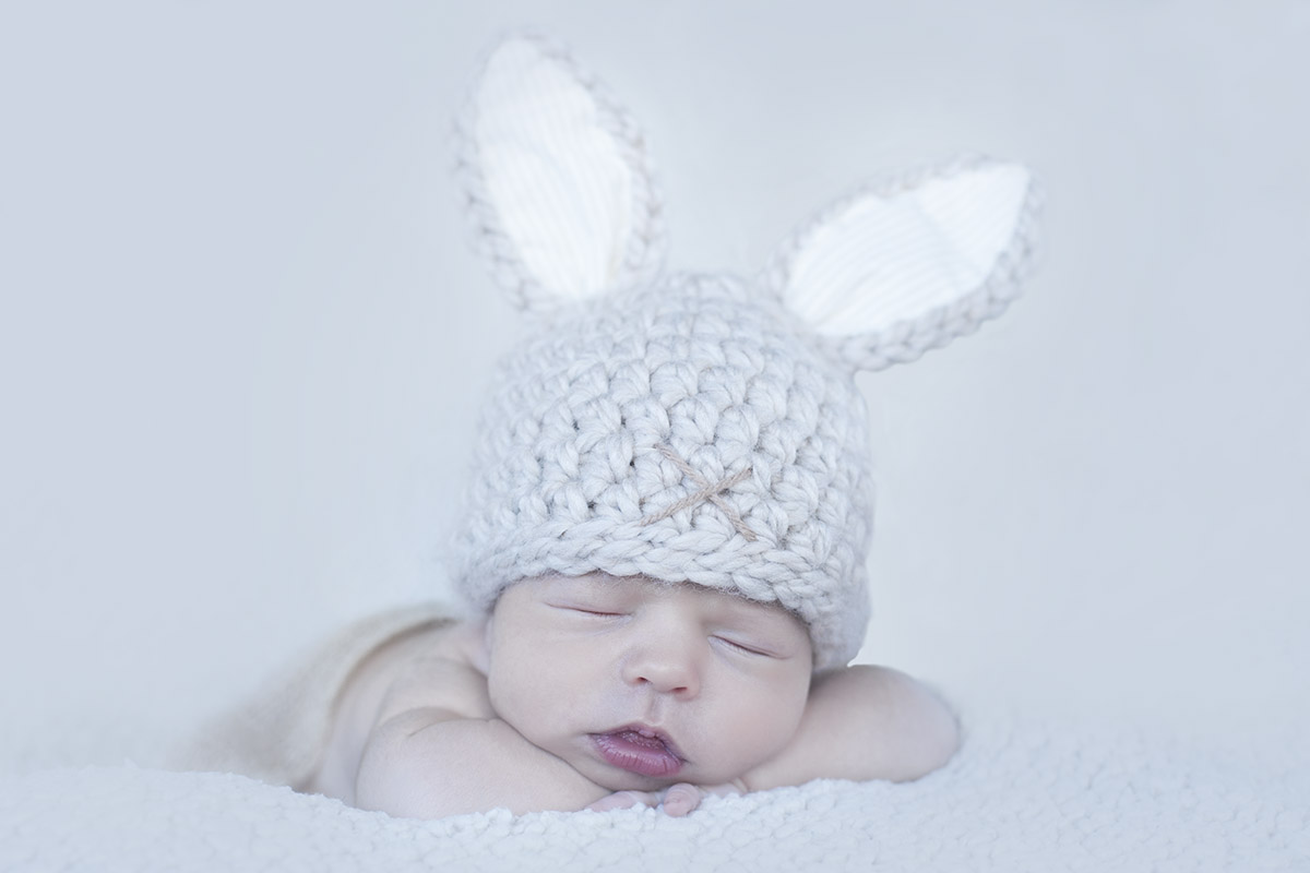 Newborn com orelhas de coelho