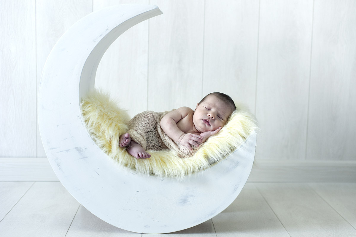 Newborn no prop lua de madeira