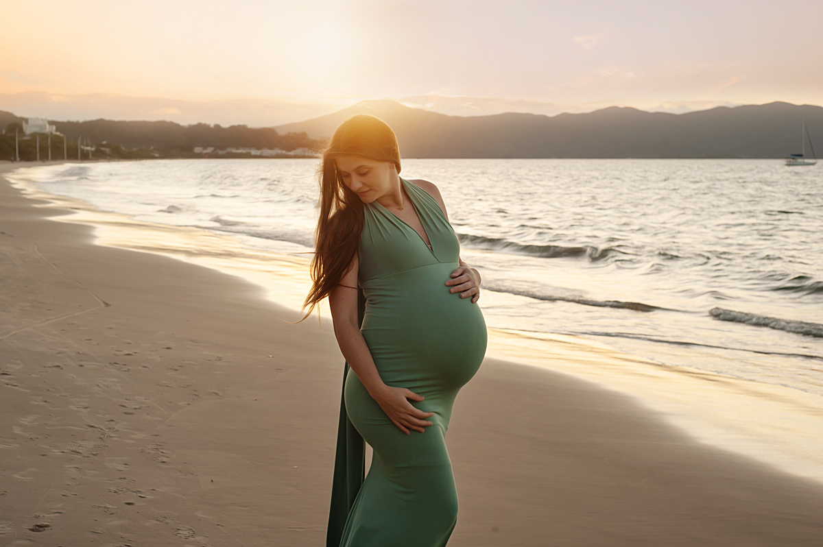 Gestante linda no por do sol em Jurerê