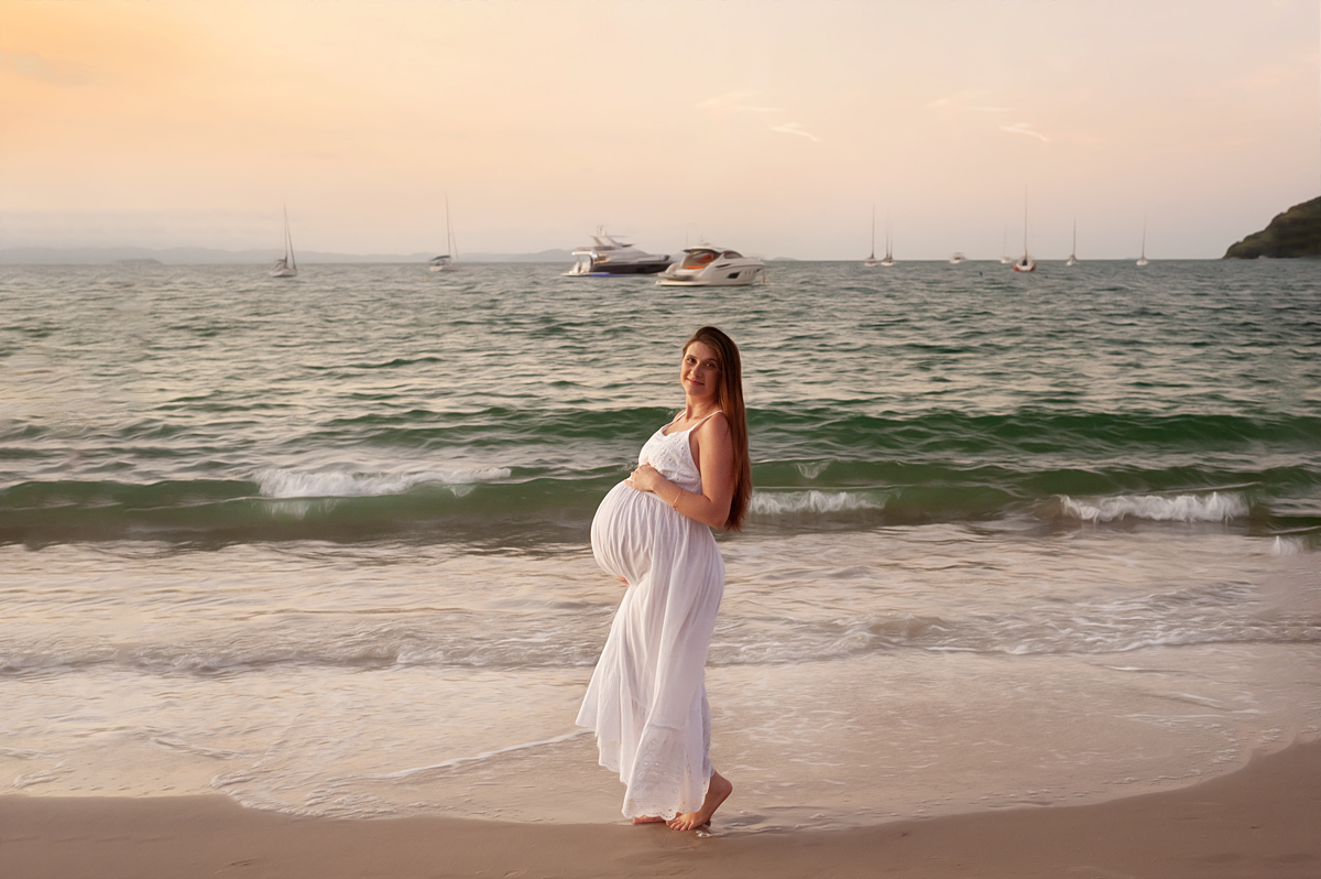 Grávida de branco na praia de Jurerê