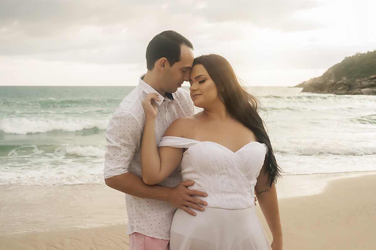 Casal apaixonado abraçados na Praia Brava em Florianópolis-SC