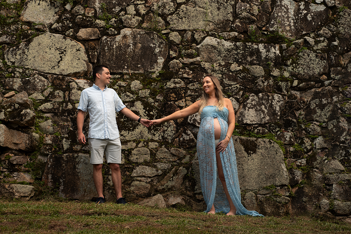 Casal de mãos dadas no paredão do Forte fotografados por Claudia Milani