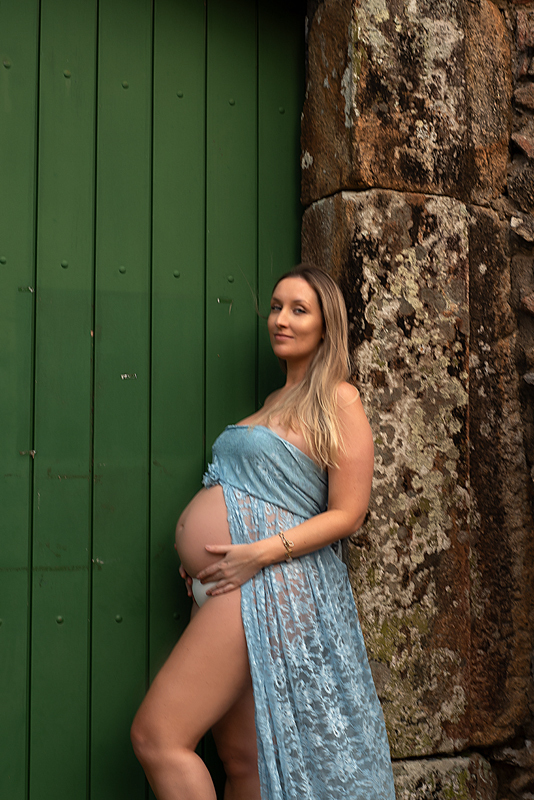 Grávida na porta do Forte fotografada por Claudia Milani