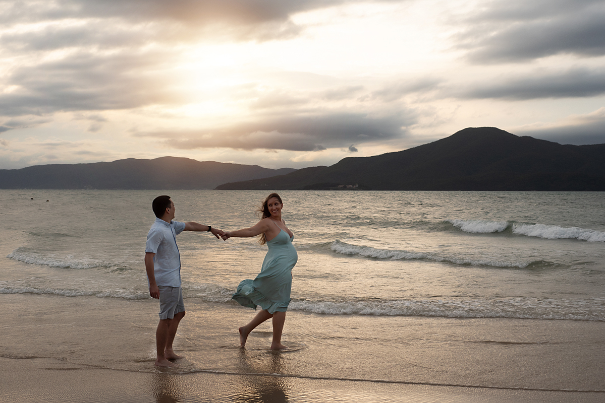 Casal caminhando na Praia do Forte fotografados por Claudia Milani