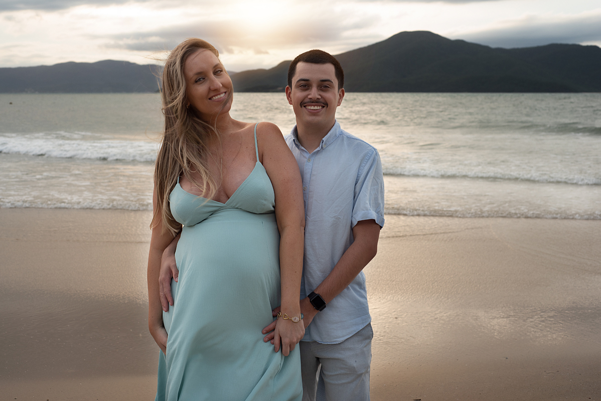 Lucas e Marília sorrindo na Praia do Forte