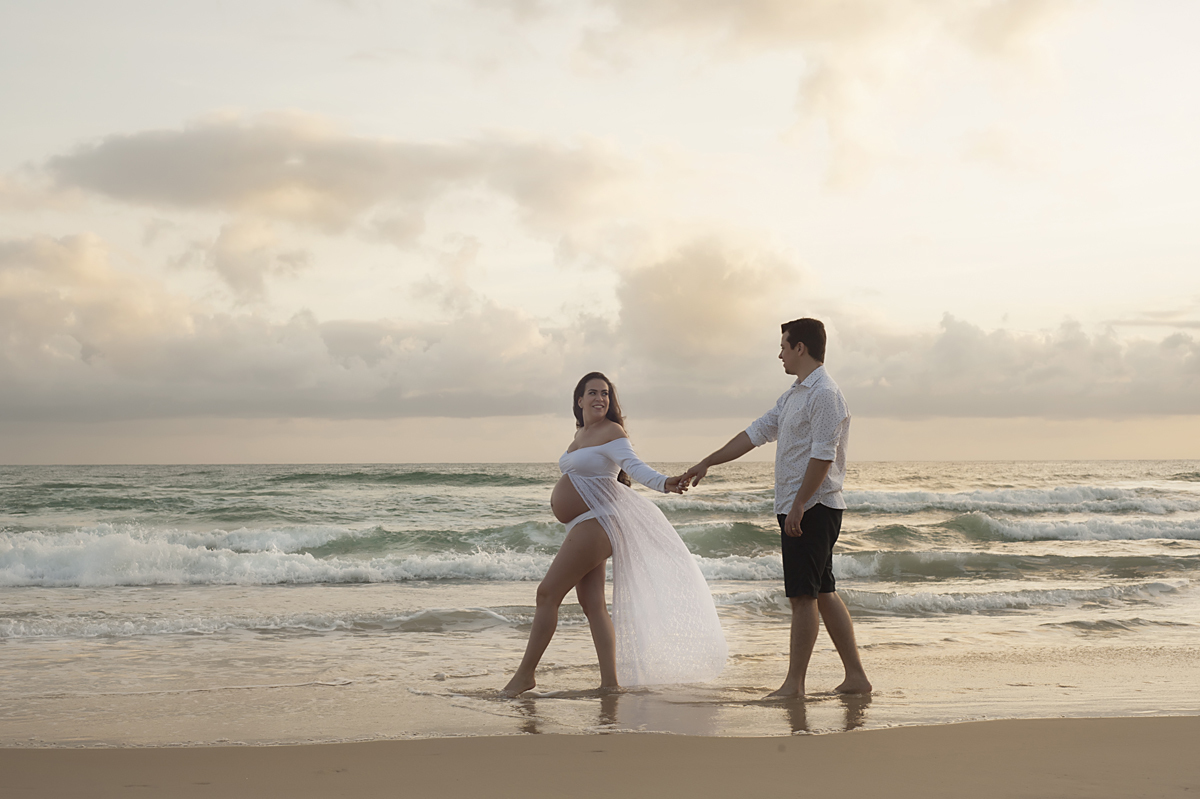 Casal caminhando na praia Brava 