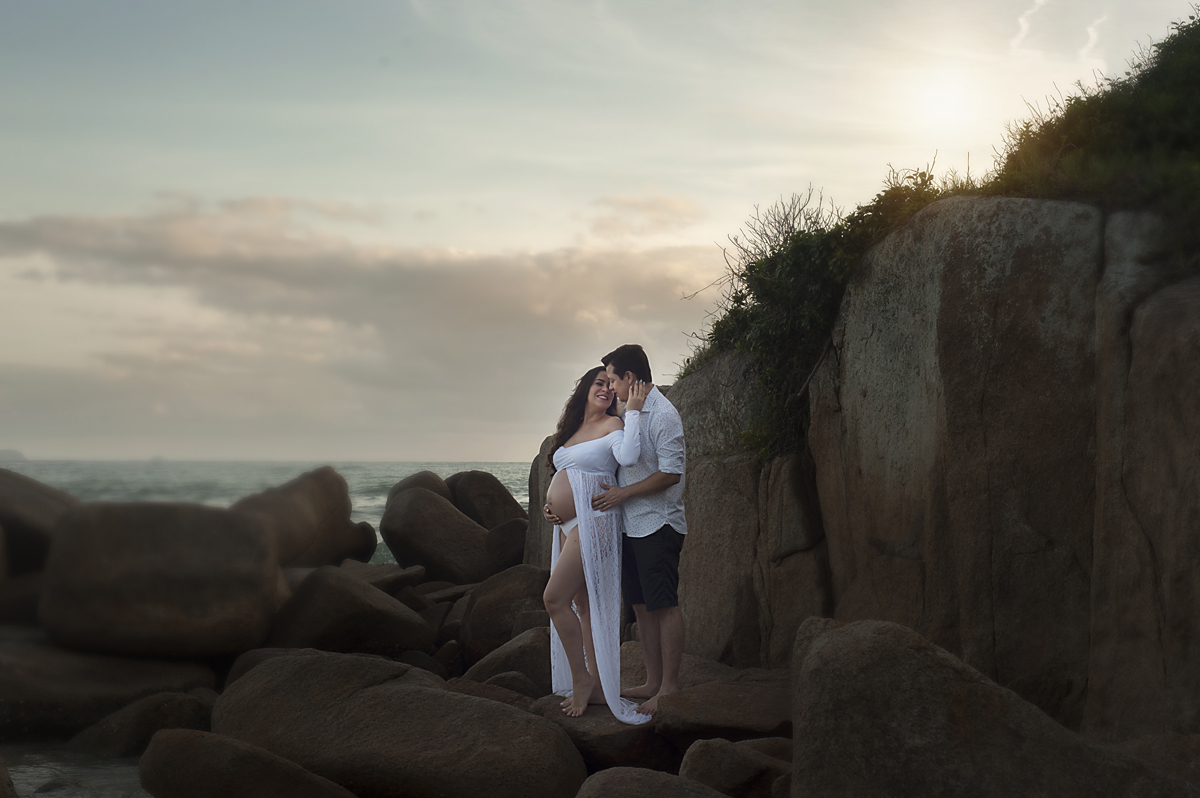 Casal nas pedras da Praia Brava