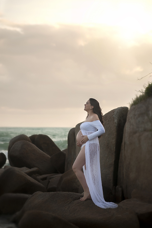 Gestante linda na praia Brava 