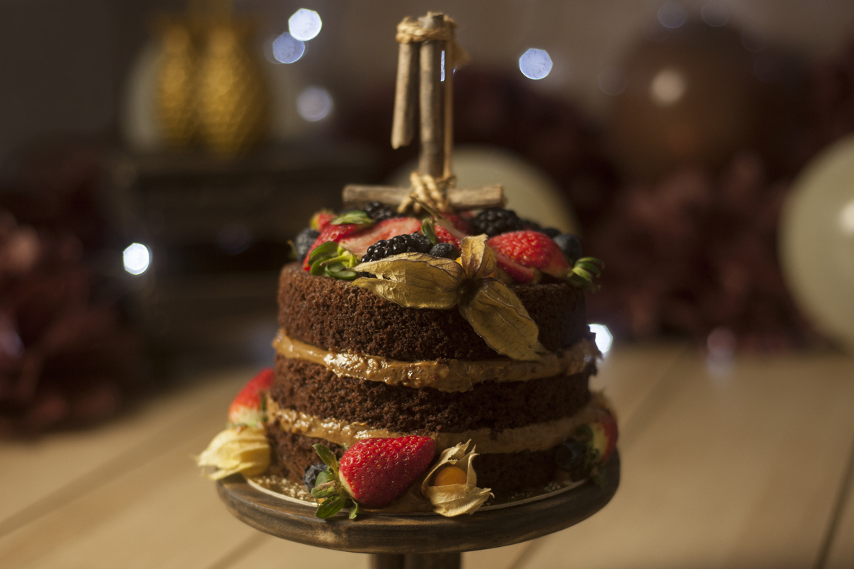 Detalhe bolo naked cake de chocolate com doce de leite e morangos